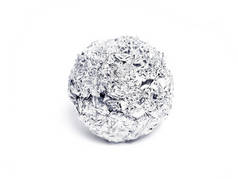 锡箔球，白色背景隔离。铝箔或银纸的分离物.