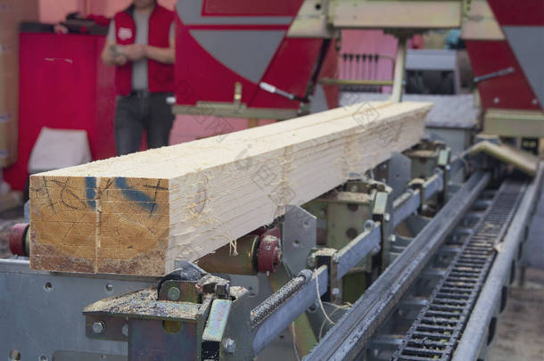 Sawmill 。设备锯木机加工原木的过程是在木板上锯断树干。锯木木屑<strong>作业</strong>锯木木料木料<strong>作业</strong>