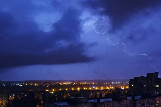 夜城上空雷电交加，雷电交加.