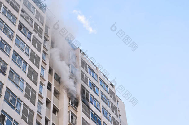 大楼失火，浓烟从大楼公寓冒出来