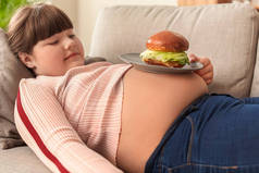 胖女孩，家里沙发上躺着汉堡包