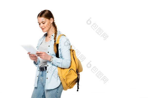 <strong>笑容</strong>满面的漂亮<strong>学生</strong>，背着背包，手里拿着白色的数码平板电脑