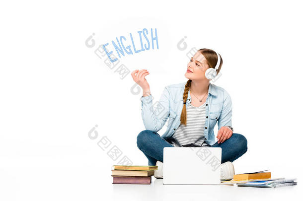 笑着的女孩坐在地板上，耳机里有语音泡沫，笔记本电脑旁边有英文字母，<strong>书本</strong>和复印机被<strong>白色</strong>隔开了