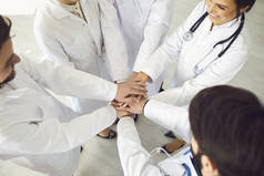 一组医生携起手来。医疗诊所的概念 .