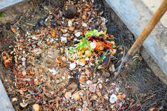 堆肥坑，用于有机废料，用于堆肥中的植物施肥