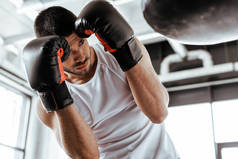 拳击手套训练中运动员的选择焦点