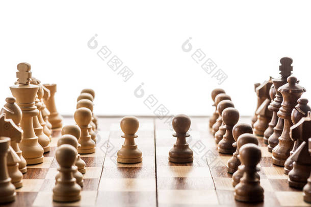 棋子和褐色棋子对另一个棋盘上被白色隔离的棋子的选择性聚焦