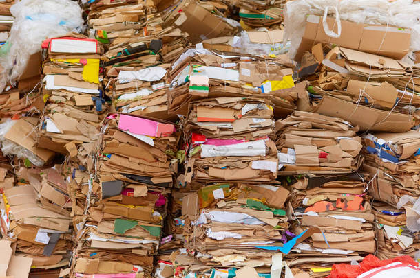 大量的纸板箱从销售的货物，储存在超级市场的背面。城市污染的概念.