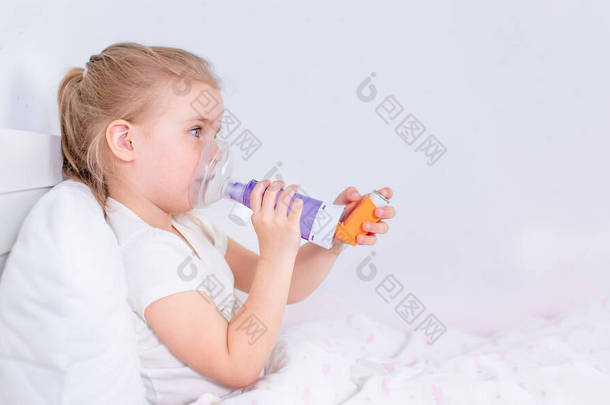 生病的<strong>小女孩</strong>躺在床上躺着吃哮喘药。有卧床吸入器治疗<strong>咳嗽</strong>的病童。流感季节。为年轻病人提供的卧室或医院房间。保健和药物治疗