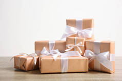 礼物在金色包装上的轻背景和一个地方的文字。生日，圣诞节，新年，母亲节，三月八日，情人节