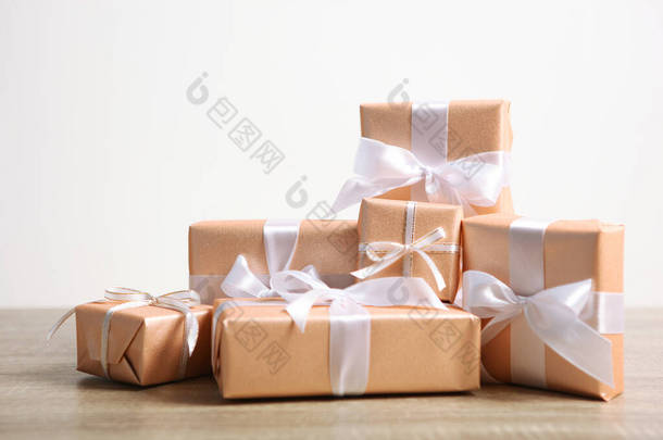 礼物在金色包装上的轻背景和一个地方的<strong>文字</strong>。生日，圣诞节，新年，<strong>母亲节</strong>，三月八日，情人节