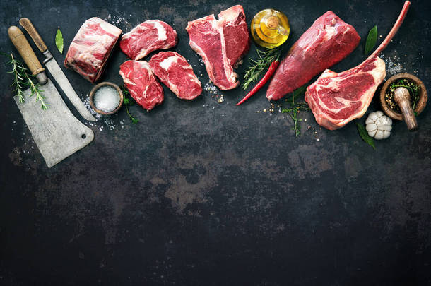 用<strong>调料</strong>和器皿在深色烤肉板上烤的生牛肉蒸的品种