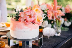 珊瑚婚礼蛋糕，用鲜花装饰