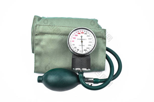 在孤立的空白背景上<strong>轻轻放</strong>置血压测量机