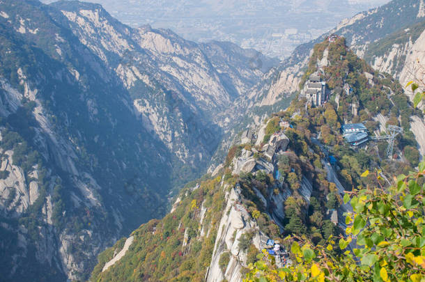 华山顶上的道教古寺.<strong>陕西</strong>最受欢迎的<strong>旅游</strong>胜地的山顶山谷.翻译为