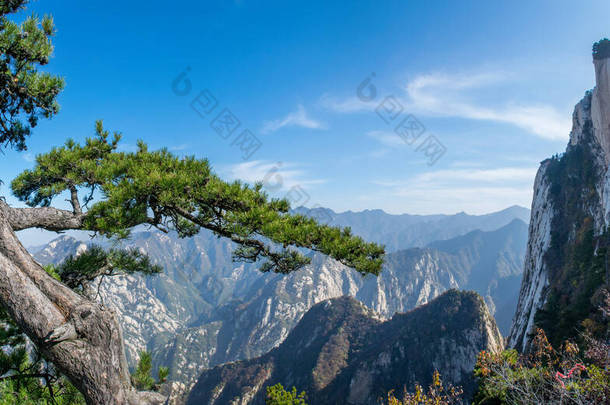 华山石山美丽的空中景观.陕西最受欢迎旅游胜地的山顶谷地