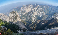 华山石山美丽的空中景观.陕西最受欢迎旅游胜地的山顶谷地