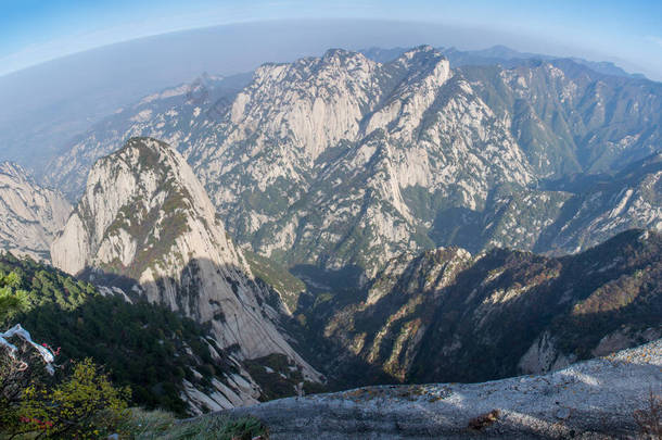 华山石山美丽的空中景观.陕西最受欢迎旅游胜地的山顶谷地