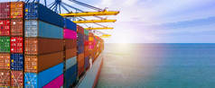 集装箱船以码头起重机进出口集装箱箱、全球商业货运、商业货运、全球物流和集装箱船运输.