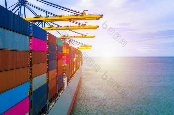 集装<strong>箱</strong>船以码头起重机进出口集装<strong>箱箱</strong>、全球商业货运、商业货运、全球物流和集装<strong>箱</strong>船运输.