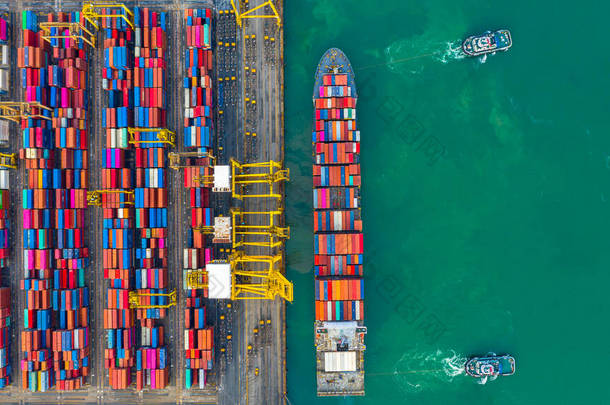 在工业港工作的集装箱船、国际集装箱船进出口业务物流和运输、集装箱船装卸业务.