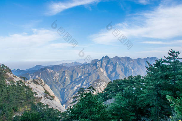 华山石山美丽的空中景观.陕西最受欢迎旅游胜地的山顶谷地