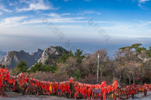 华山石山美丽的空中景观.陕西最受欢迎旅游胜地的山顶谷地