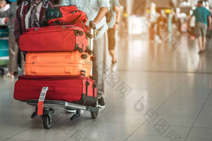 旅客们在机场商务游客携带行李在机场候机楼图片-包图网企业站