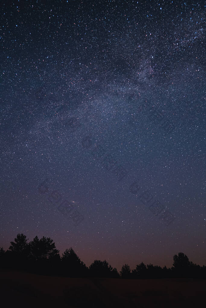 蓝色银河的风景。夜空中的星星。晴朗的夜晚，在乌克兰走的是一条美丽的银河路