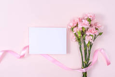 母亲节，情人节背景设计理念，粉红餐桌上漂亮的粉红色康乃馨花束，顶视图，平铺，复制空间.