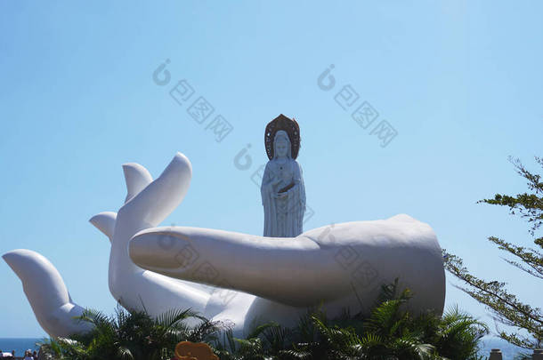 海南岛<strong>三亚</strong>南山佛教文化公园的白色观音雕像