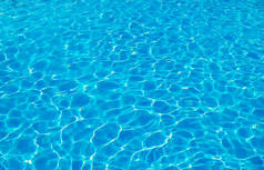 蓝色游泳池的表面，游泳池水的背景.
