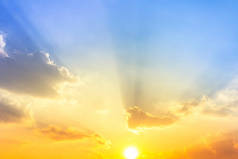 新的一天，阳光普照，蓝色天空中的橙色光芒
