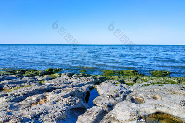 一幅风景画,蓝天,大海,石头在眼前..