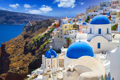 希腊圣托里尼岛上美丽的奥亚小镇上的蓝色教堂圆顶和白色房屋.