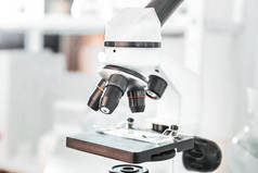 科学实验室的现代显微镜