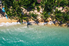 蔚蓝的水波和绿色热带棕榈构成的风景秀丽的海岸线.鸟瞰夏威夷的天堂海滩海岸线，美丽的暑假旅游目的地