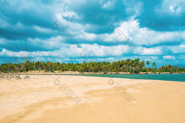 美丽的海景。黄色的沙滩，碧蓝的水，蓝天，还有美丽的云彩。海滨的棕榈树。海南天堂岛，三亚市。海塘湾.