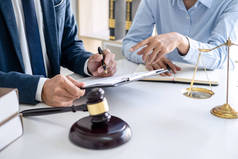 在办公室、法律和法律服务概念律师事务所，女律师和男律师或法官与客户进行协商和举行小组会议.