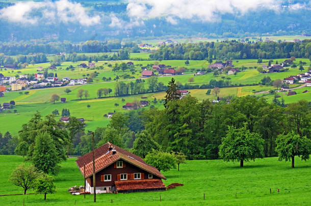 瑞士奥沃尔登州Alpnach山区(Kanton Obwalden, Schweiz) Pilatus山区地块斜坡上的传统农村建筑和家庭畜牧场)