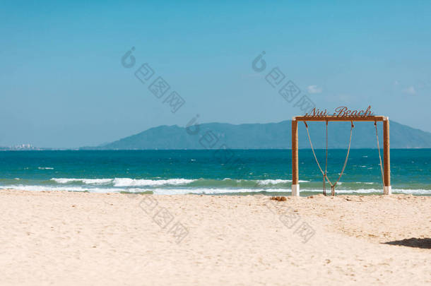 蓝海附近有装饰木制拱门的沙滩。海南岛景色迷人.热带<strong>旅游</strong>胜地。假期和<strong>暑假</strong>的概念