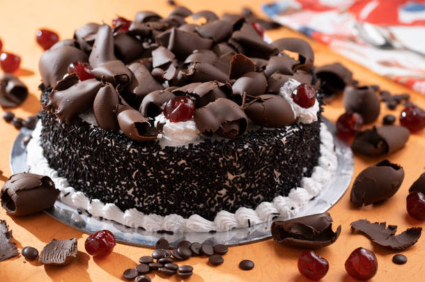 <strong>黑森林蛋糕</strong>，配以烤巧克力和樱桃