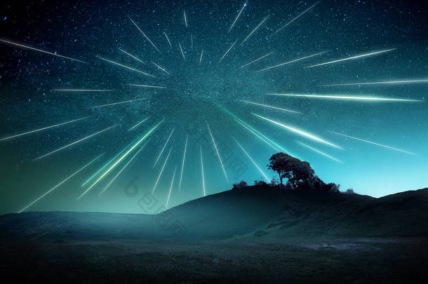 在一个雾蒙蒙的夜晚，一个巨大的流星雨，天空中闪烁着斑斑。流星景观占星术组合.