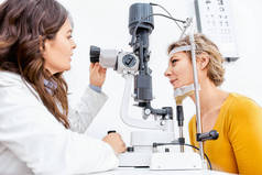 眼科诊所的眼科测试，医生检查视力