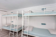 宾馆里干净的卧室，有双层床，是游客的招待所.