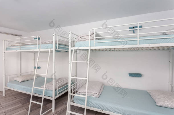 宾馆里干净的卧室，有<strong>双层</strong>床，是游客的招待所.