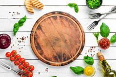 食品背景。厨房用具、蔬菜、调味品和厨房用具在旧桌子上.免费复制空间.