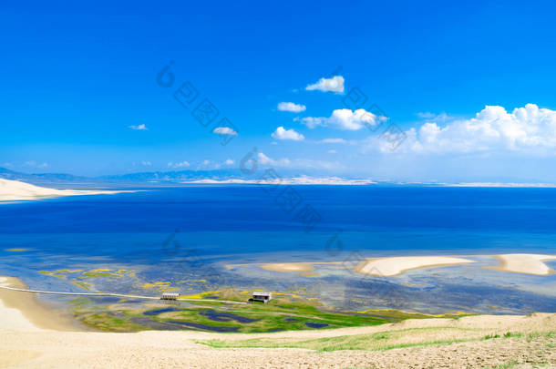 中国青海省青海湖沙洲上的白垩。沙漠和无尽的蓝湖