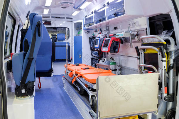 在一辆装有医疗设备的救护车内，在病人送往医院前提供帮助.