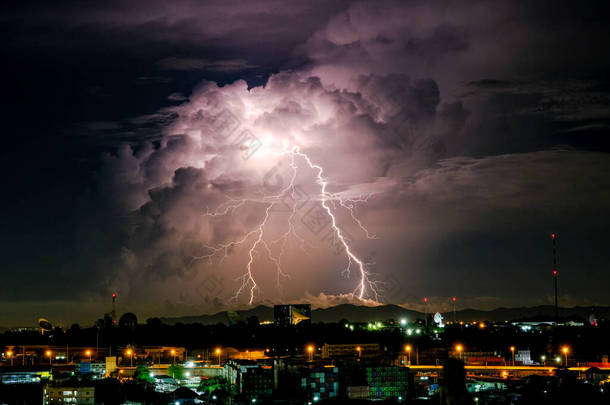 小城镇和卫星站农村景观中闪闪雷电的云彩